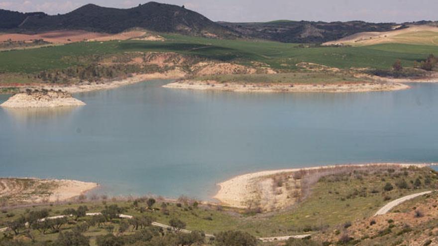 Agua embalsada en los pantanos Guadalhorce-Guadalteba.