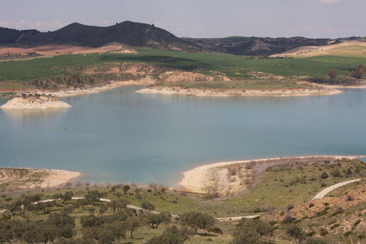 Agua embalsada en los pantanos Guadalhorce-Guadalteba.