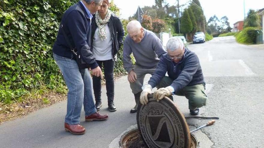 Vecinos levantan la alcantarilla de Nos que se desbordaba con frecuencia.