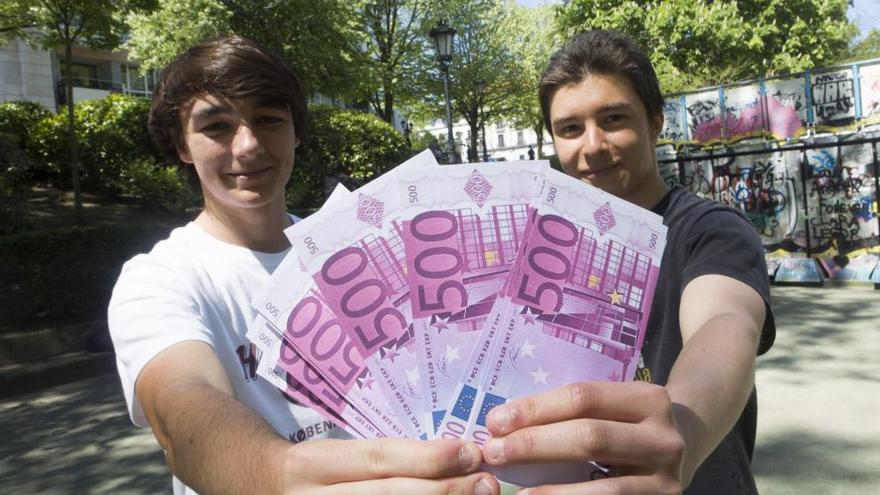 Daniel Yordi y Eduardo Domínguez, sujetando unos billetes simulados de 500 euros.