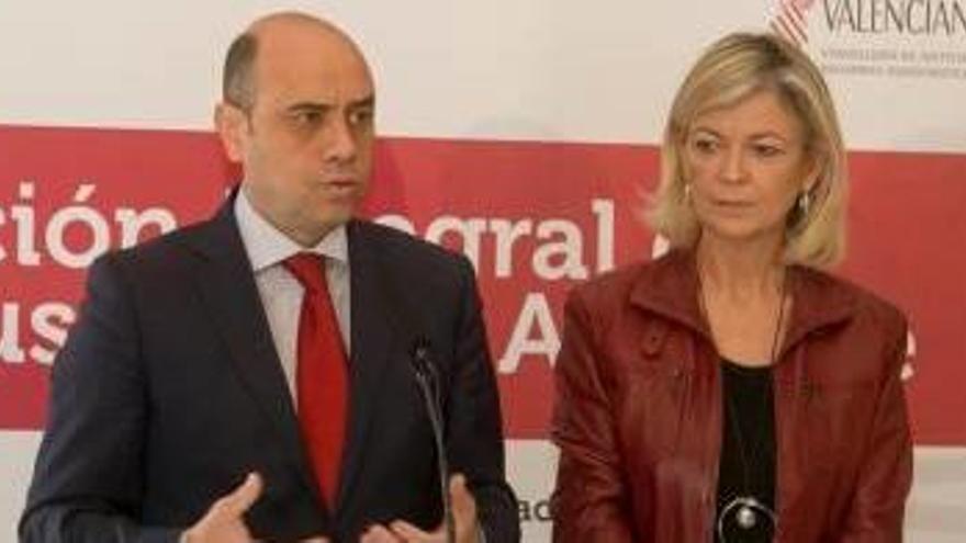 El alcalde, junto a la consellera Bravo, ayer en Alicante.