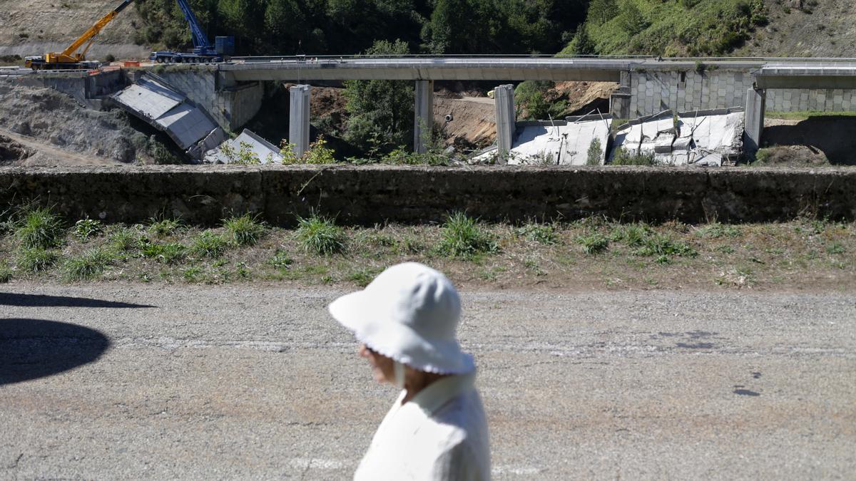 Trabajos de desmontaje de las pilas del viaducto de O Castro.