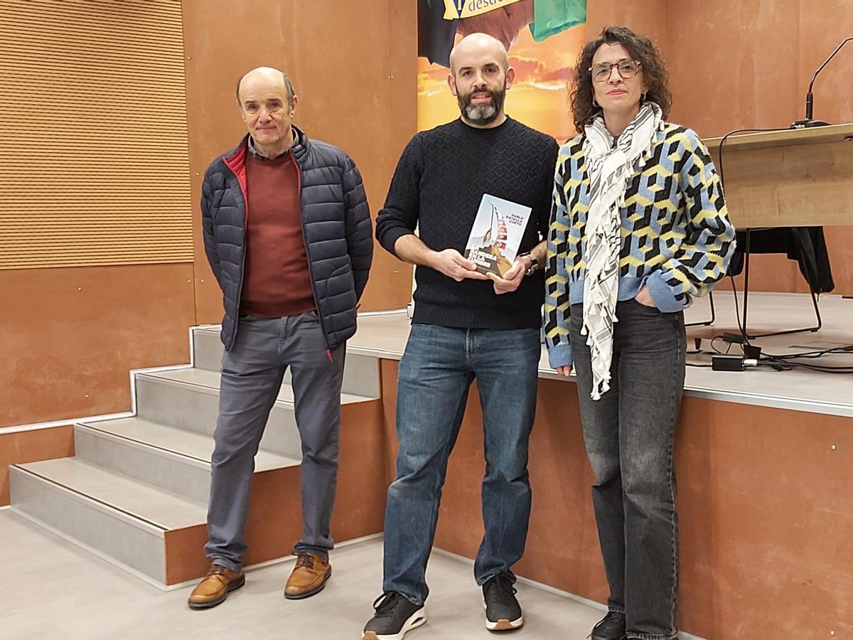 Presentación del libro de Pablo Batalla, con la presentación de Nuria Ordieres. A la izquierda, Luis ÁLvarez Payo, presidente de "Amigos de Mieres".