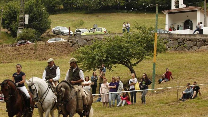 ÚItima fiesta de la Milagrosa, celebrada en verano, con la capilla al fondo.