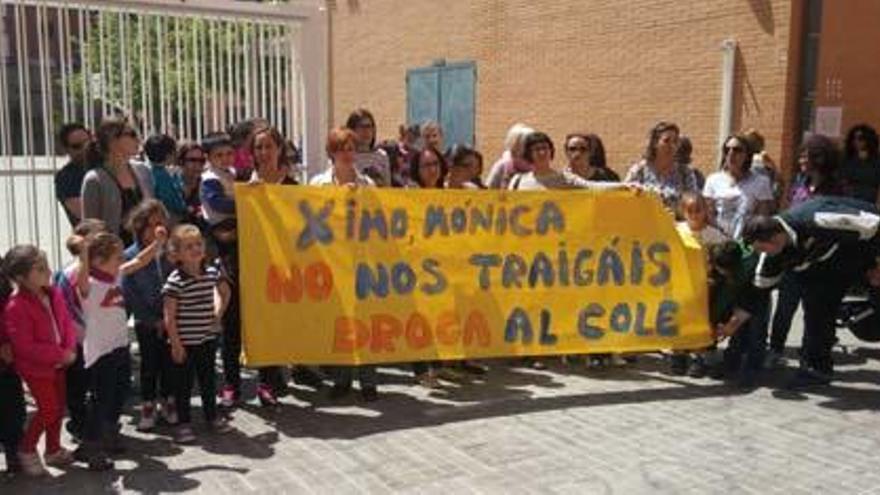 Acto de protesta a las puertas del colegio.