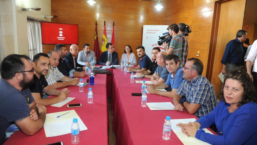 El alcalde de Murcia informó ayer a los pedáneos, junto a los portavoces de PSOE y Ciudadanos, sobre el proyecto del soterramiento.