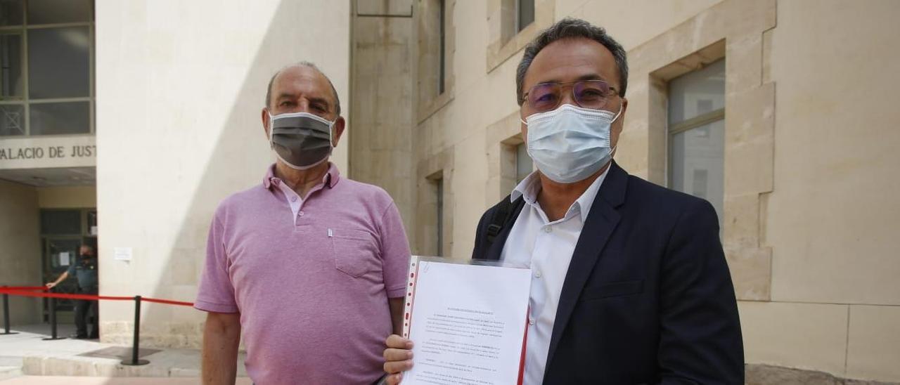 Denuncia judicial del PSOE contra Barcala por "presunta malversación de fondos públicos" por los contenedores ilegales de ropa en la vía pública