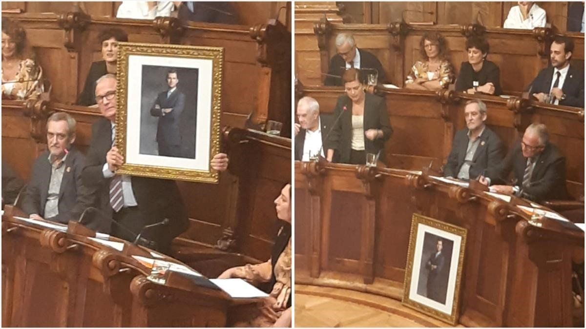 Bou esgrime el retrato del Rey, que luego ha dejado delante de su asiento, durante el pleno municipal de este lunes. /