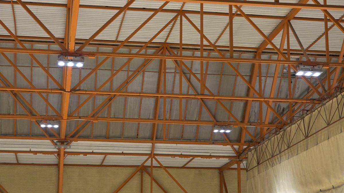 Imagen de los proyectores led instalados en el polideportivo de Andorra.