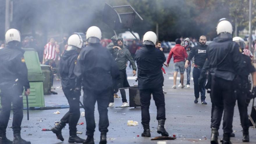 Un momento de los enfrentamientos entre radicales del Sporting y la Policía