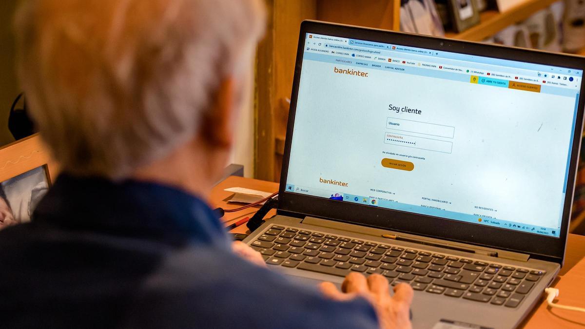 Una persona mayor tratando de resolver un trámite en la banca online
