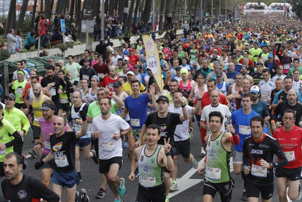 Más de 4.000 corredores toman la salida en Samil del medio maratón.