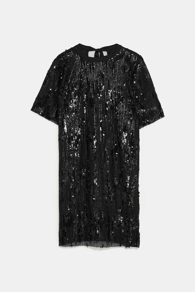 Vestido negro con lentejuelas de Zara. (Precio: 29, 95 euros. Precio rebajado: 19, 99 euros)