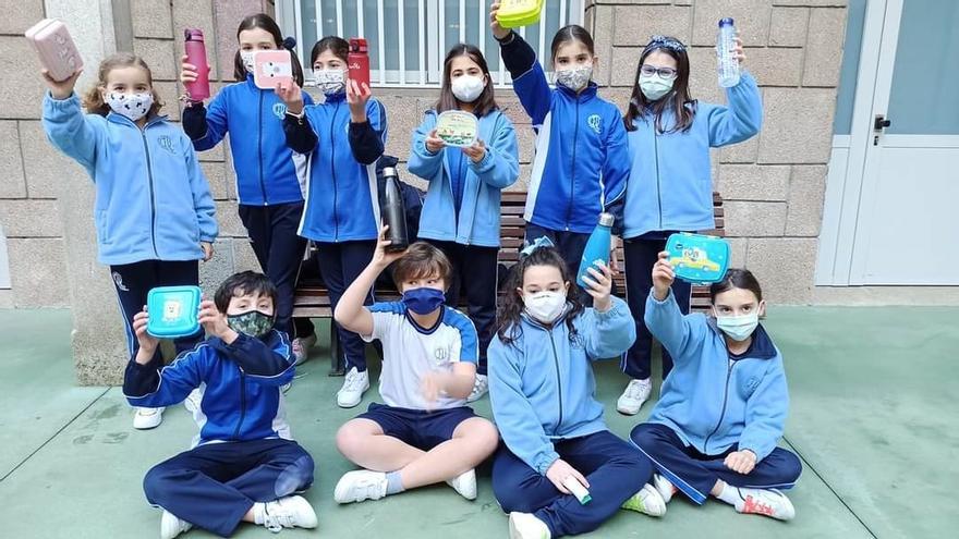 Niños y niñas del Colegio Niño Jesús de Praga con sus fiambreras y botellas reutilizables.