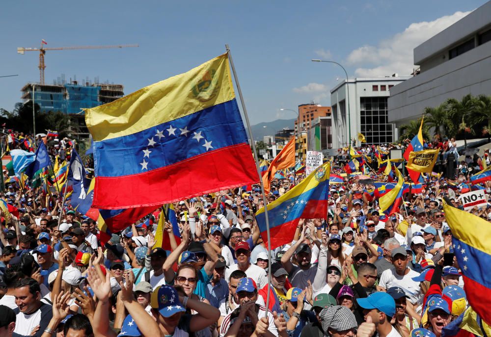 Miles de venezolanos salen a la calle para apoyar a Guaidó