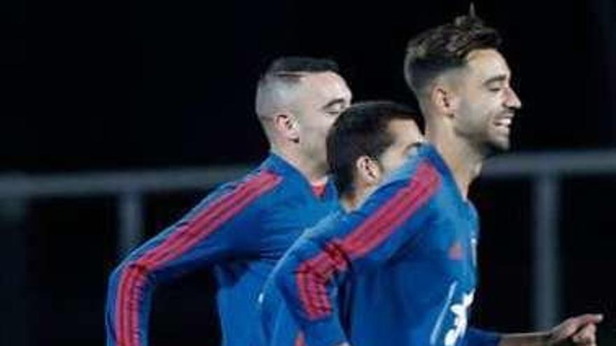 Brais Méndez, con Aspas y Jonny, en Las Rozas.