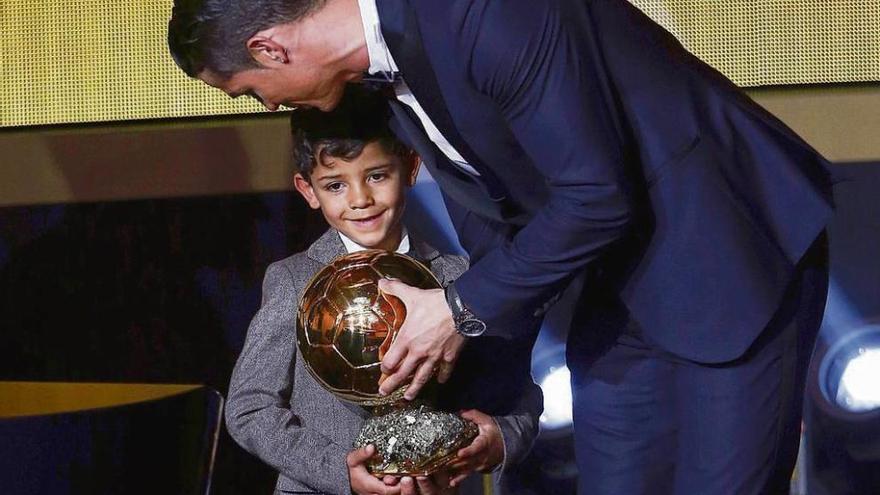 Cristiano Ronaldo festeja con su hijo la consecución del Balón de Oro de 2014. // Arnd Wiegmann