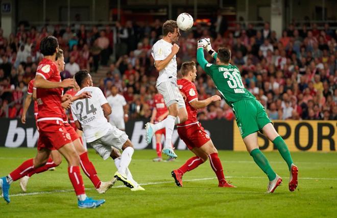 El portero del Cottbus Lennart Moser (D) y Thomas Mueller del Bayern Munich van a por el balón durante el partido de la Copa Alemania entre el FC Energie Cottbus v FC Bayern Munich en el Estadio Freundschaft en Cottbus.