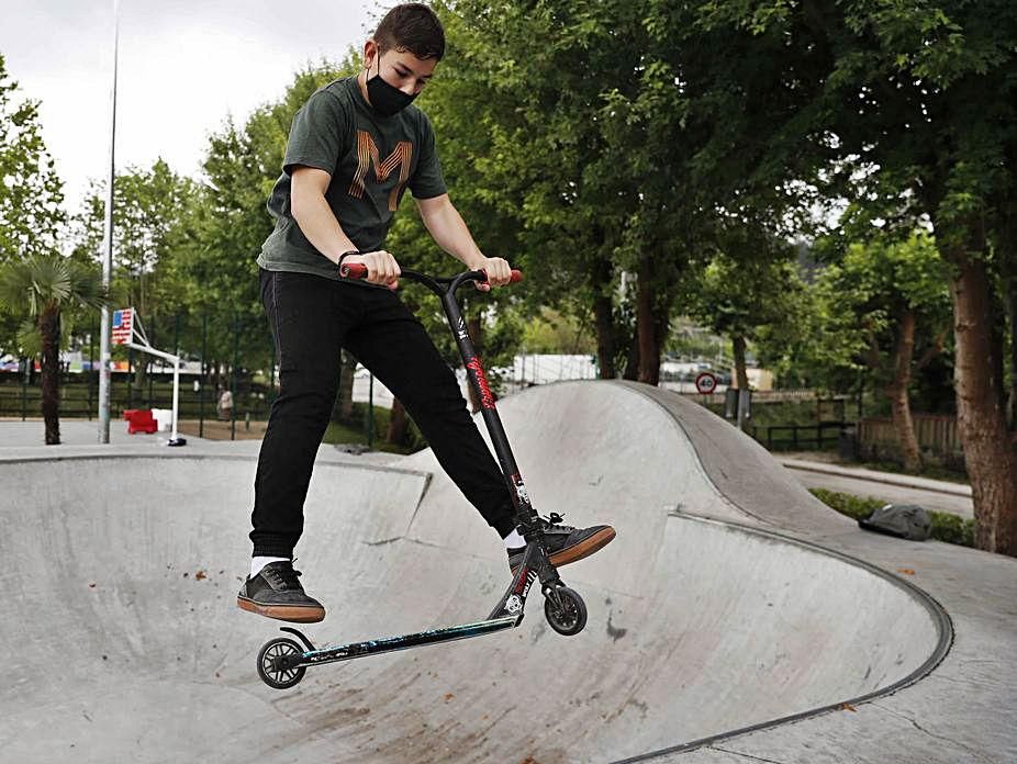 Un joven realiza acrobacias con un patinete en la presentación del O Choquiño Urban Jam del 3 de julio en A Marisma.