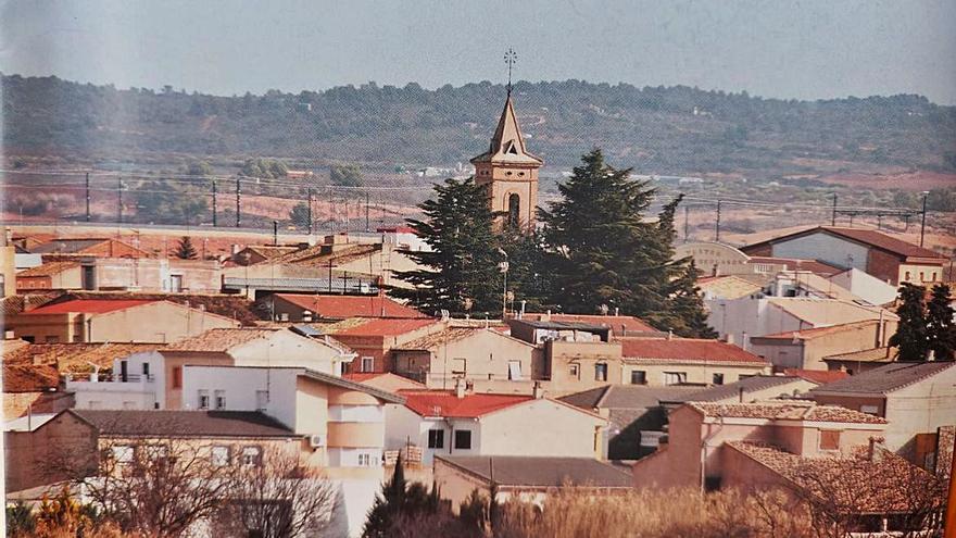 A la izquierda, panorámica de San Antonio de Requena, donde destaca la torre de la iglesia. Abajo, cartel del I Concurso Internacional de Pasodobles.   | LEVANTE-EMV