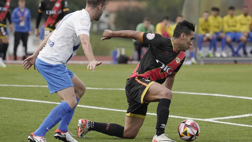 La historia de la camiseta de Radamel Falcao contra el Lugones: &quot;Estaba hablando con él y no vi que hubo un penalti&quot;