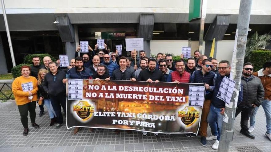 Un grupo de taxistas protestan por el retraso de la Junta en regular los VTC