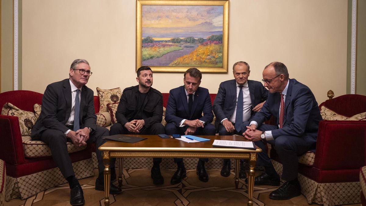 De izquierda a derecha, el primer ministro británico, Keir Starmer; el presidente, Volodymyr Zelenskyy; el presidente francés, Emmanuel Macron; el primer ministro polaco, Donald Tusk; y el canciller alemán, Friedrich Merz, llaman al presidente estadounidense, Donald Trump, desde Kiev, Ucrania