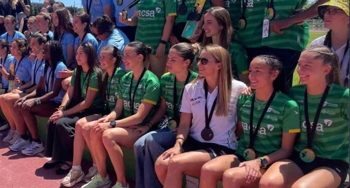 Carmen Avilés, tercera izquierda de verde, en el podio del Europeo por clubes.