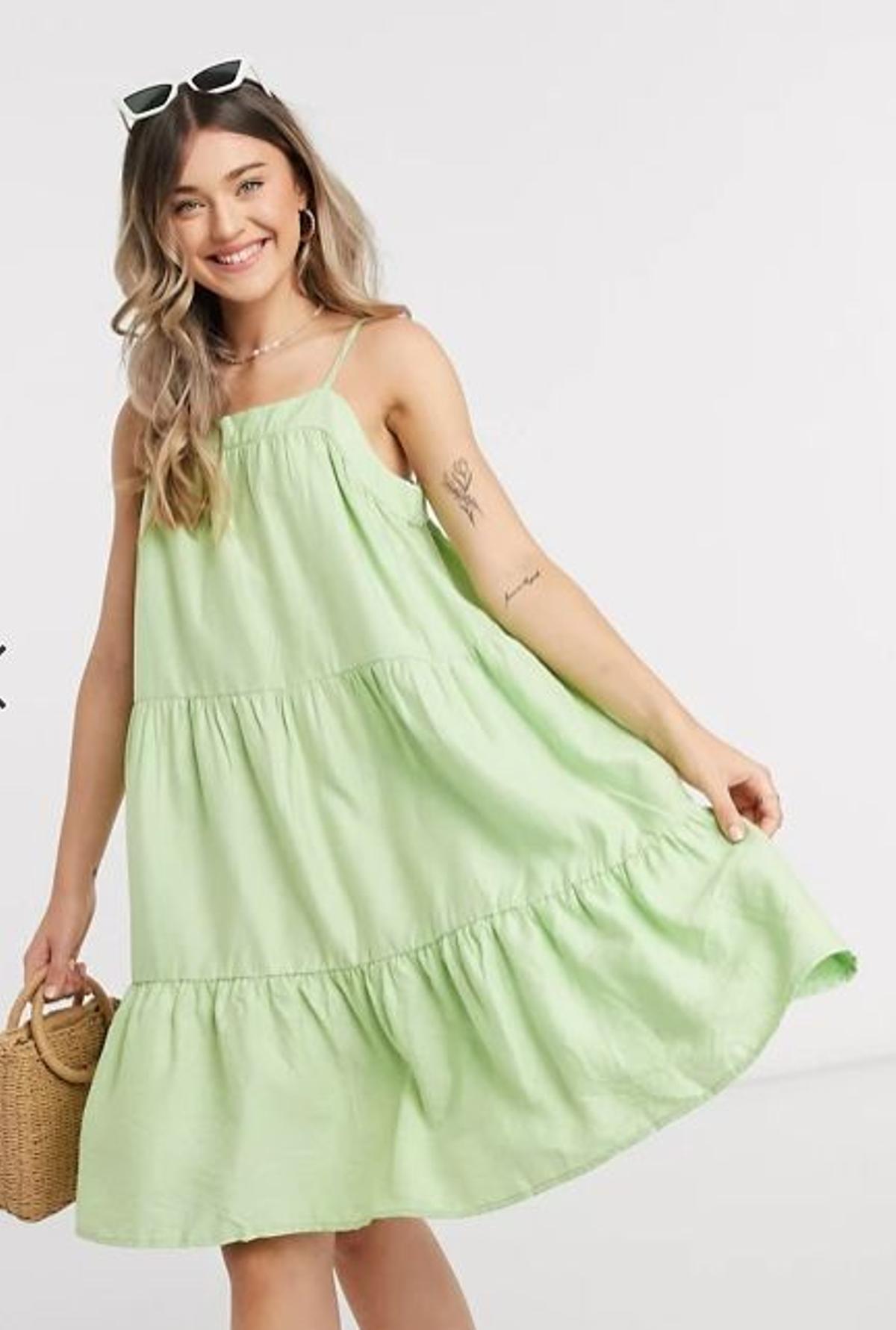 Vestido corto con escote cuadrado y diseño escalonado en verde de Vila