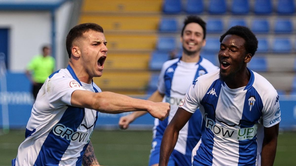 Raúl Alcaina y Jean-Paul N'Djoli, que ya no están en bajo las órdenes de Vicente Parras, celebran un gol del valenciano en El Collao