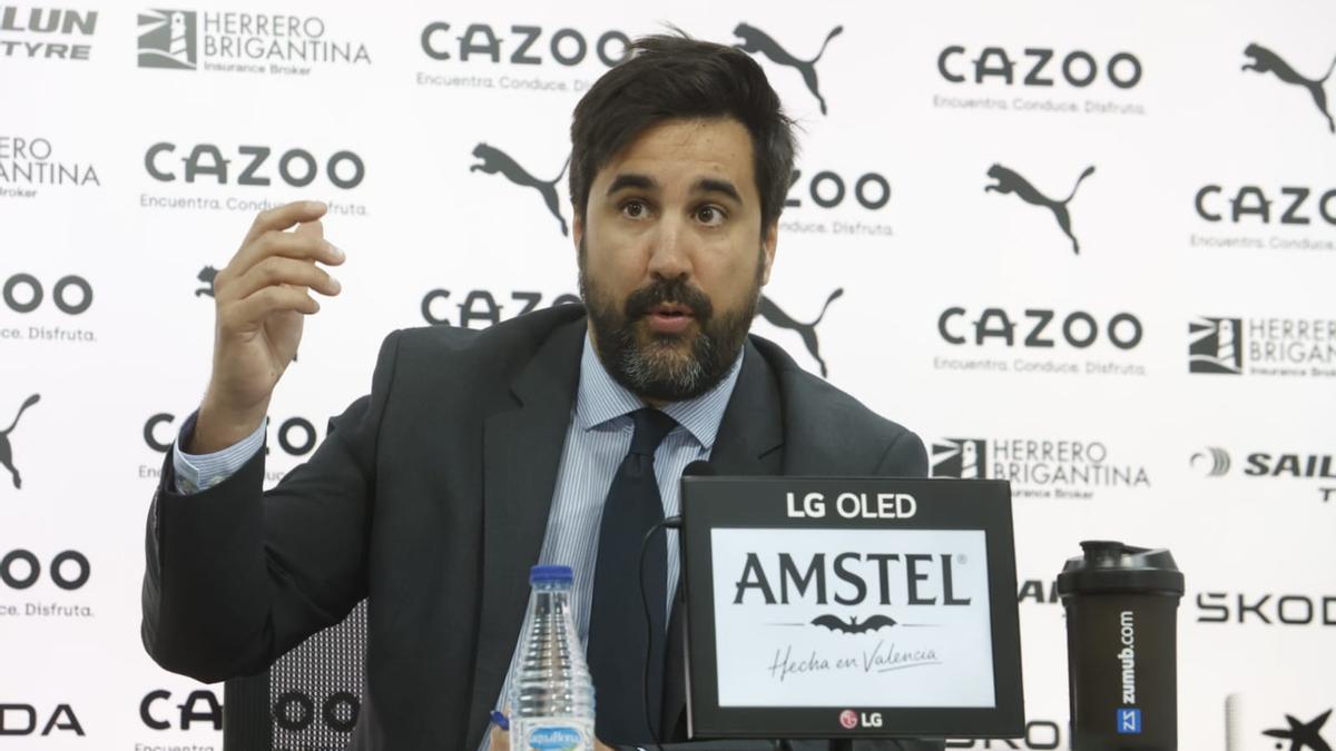 Javier Solís, portavoz del Valencia CF, en la sala de prensa de Mestalla