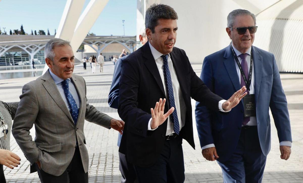 Mazón obre un temps de reflexió després del funeral però descarta dimitir Mazón obre un temps de reflexió després del funeral però descarta dimitir