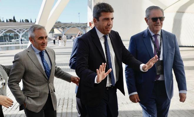 Mazón obre un temps de reflexió després del funeral però descarta dimitir Mazón obre un temps de reflexió després del funeral però descarta dimitir