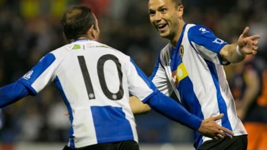 Pablo Íñiguez y Juli celebran un gol al Mestalla.