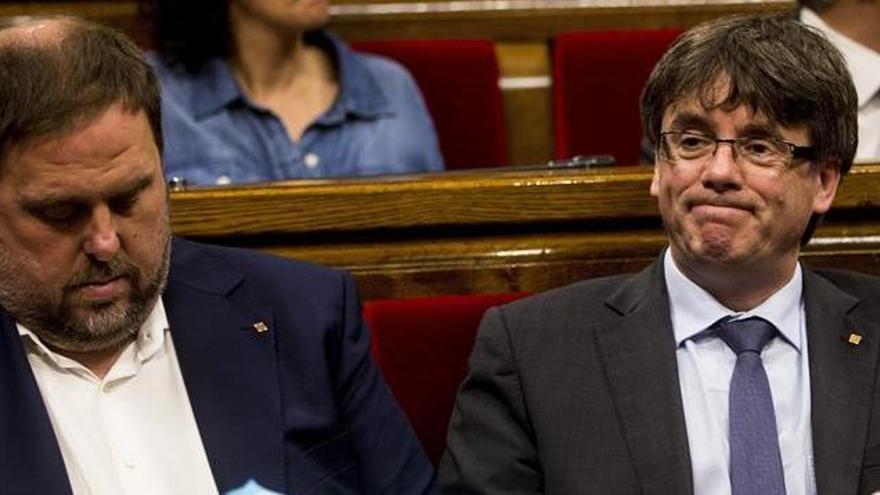 Puigdemont ultima una remodelación de su Gobierno para destituir a los críticos