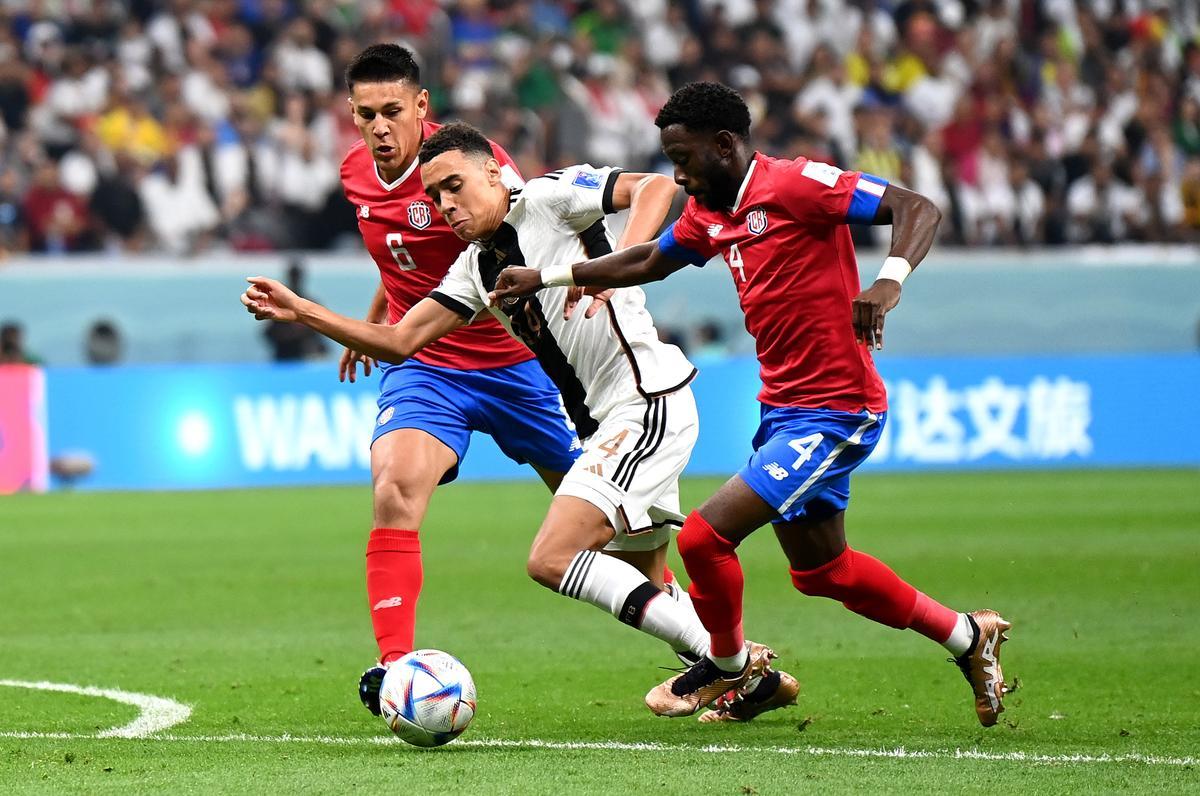 Al Khor (Qatar), 01/12/2022.- Jamal Musiala (C) of Germany in action against Oscar Duarte (L) and Keysher Fuller of Costa Rica during the FIFA World Cup 2022 group E soccer match between Costa Rica and Germany at Al Bayt Stadium in Al Khor, Qatar, 01 December 2022. (Mundial de Fútbol, Alemania, Catar) EFE/EPA/Georgi Licovski