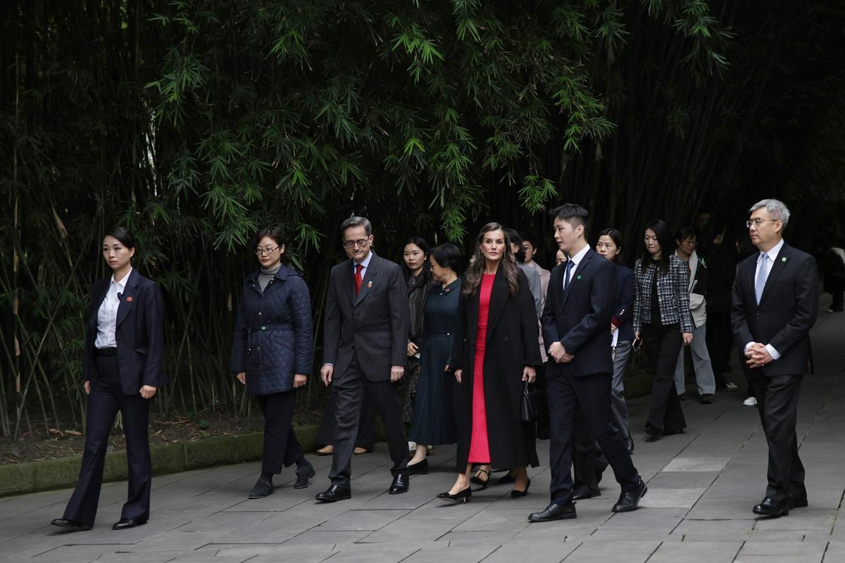 La reina Letizia rinde homenaje a Antonio Machado en el parque de una poeta en Chengdú