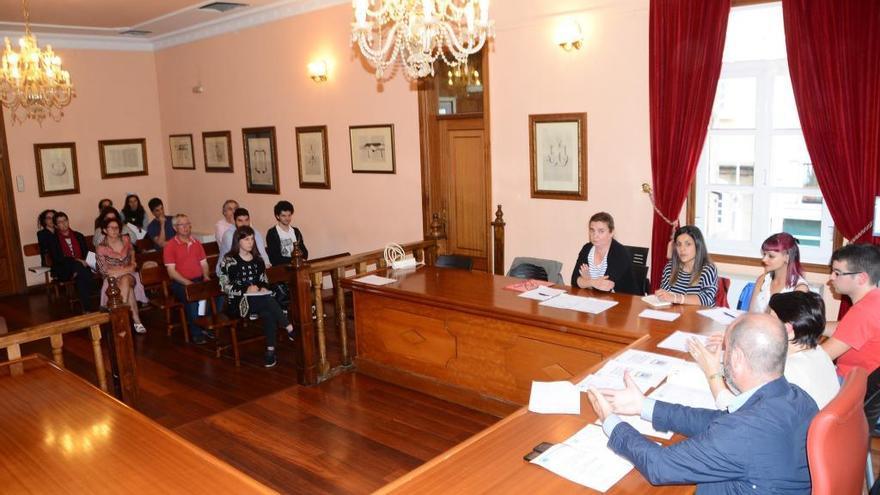 Un momento de la reunión en el salón de plenos de Bueu. // Gonzalo Núñez