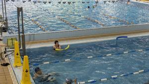 Una piscina pública de Sant Andreu pateix una fuita d’aigua