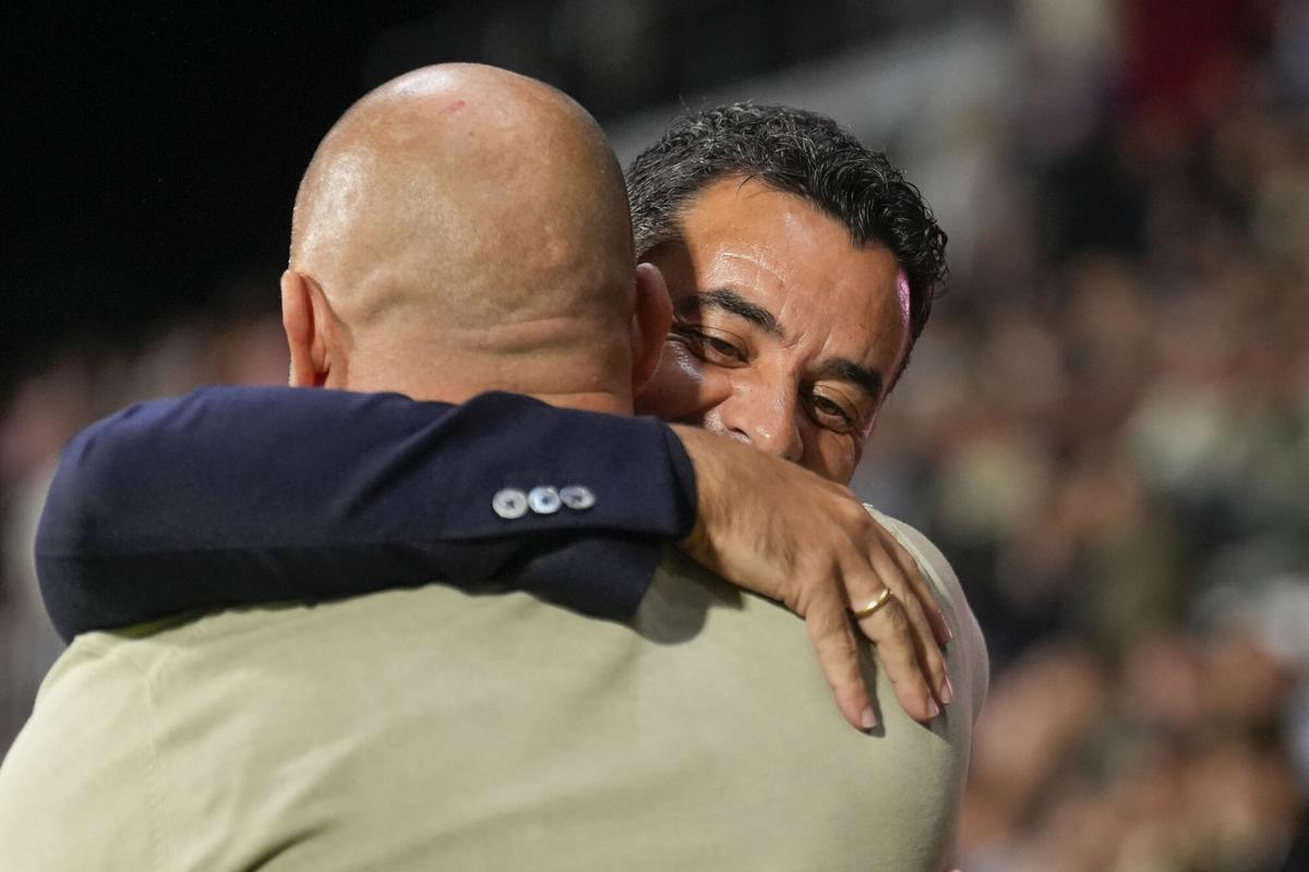 GIRONA, 26/09/2025.- Los jugadores del Girona, Michel (d) y del Espanyol, Manolo González, durante el encuentro correspondiente a la jornada siete de Laliga EA Sports que disputan hoy viernes Girona y Espanyol en el estadio municipal de Montilivi, en Girona. EFE/David Borrat