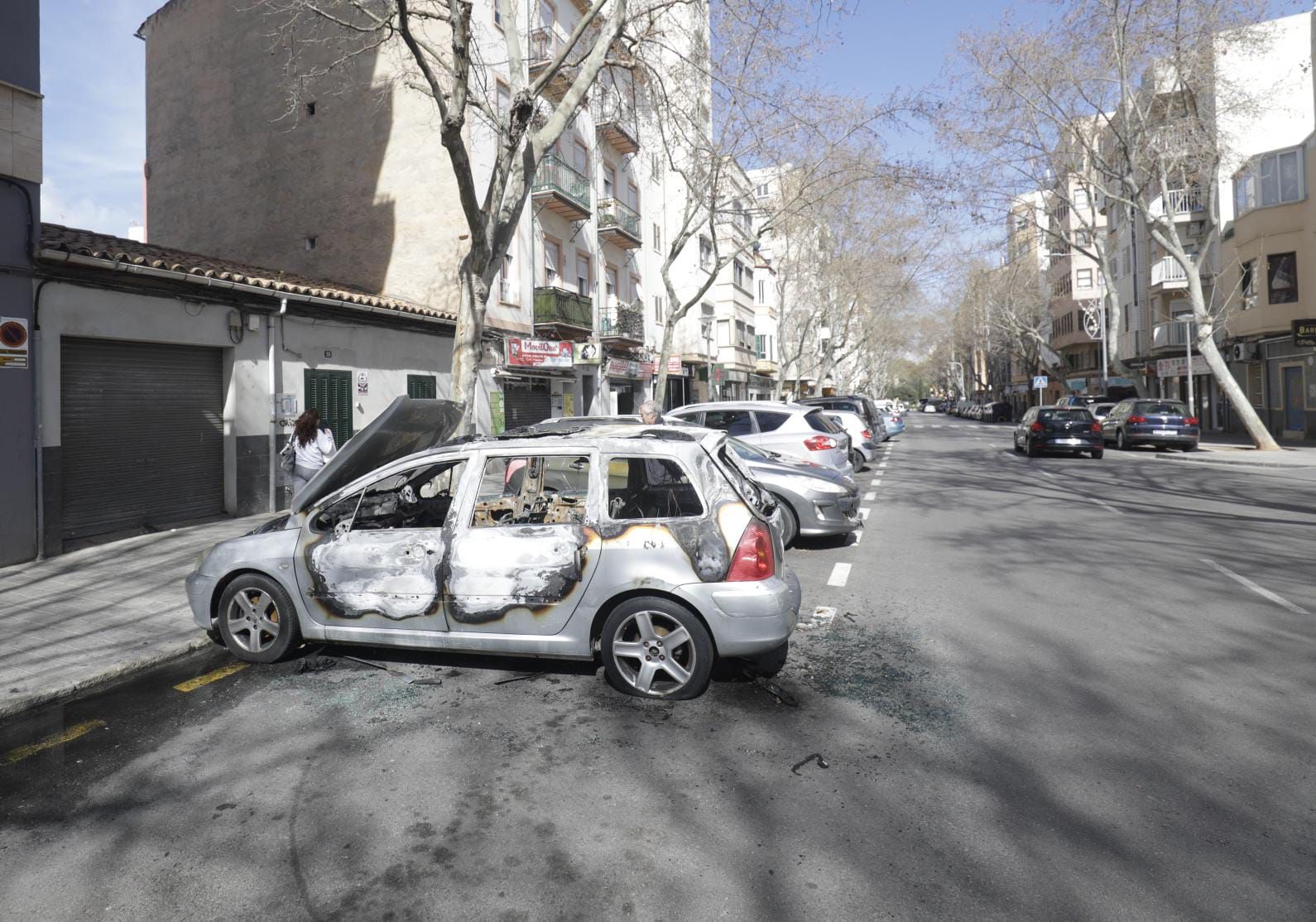 Incendian un coche de madrugada en Pere Garau