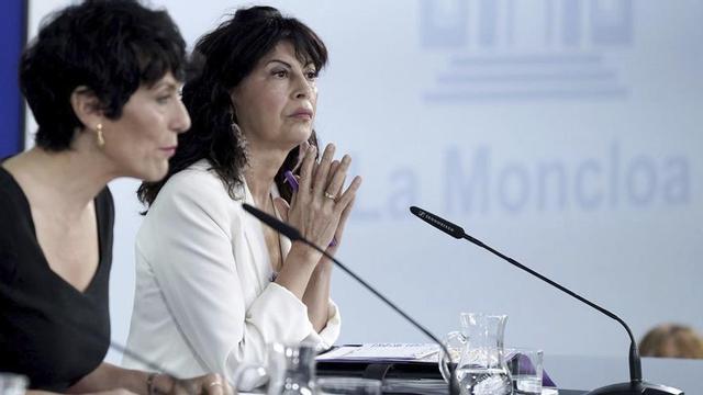 Les ministres Elma Saiz i Ana Redondo,ahir després del Consell de Ministres. | JOSÉ LUIS ROCA