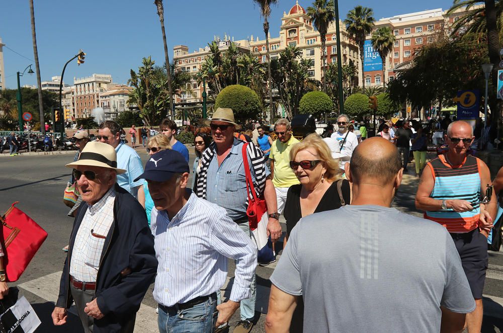 Los turistas, llegados en tres cruceros, visitan la ciudad en plena Semana Santa