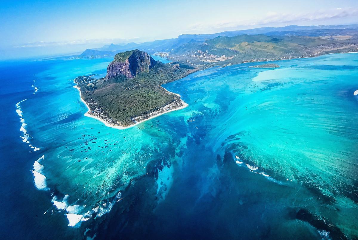 La cascada submarina completa la bella estampa de la Isla Mauricio