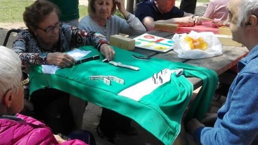 Personas mayores jugando en el parque.