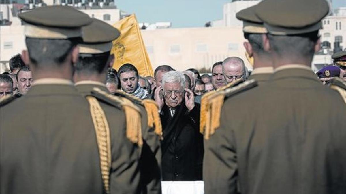El presidente palestino, Mahmud Abás, ayer durante el funeral por Ziad Abu Ein.