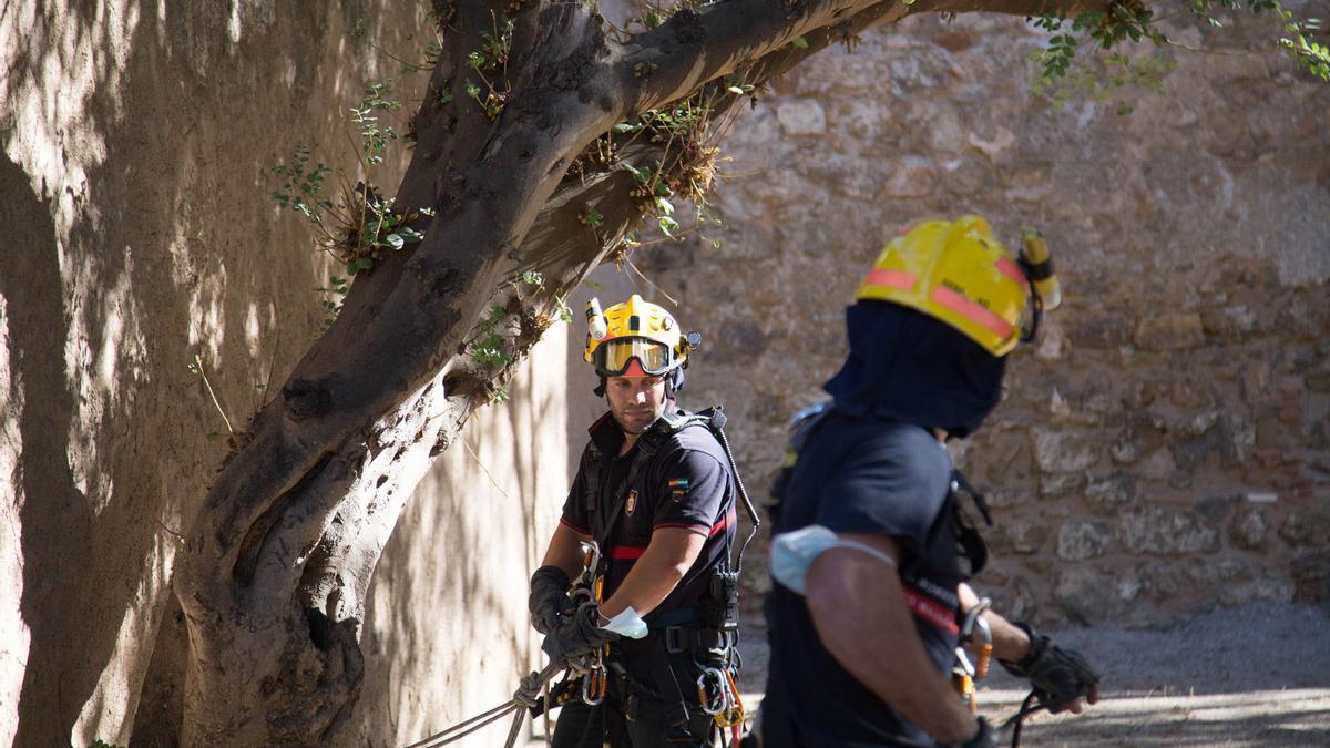 Los bomberos  inspeccionan dos pozos en la Alcazaba y Gibralfaro. Foto: Alejandro Santana Almendro