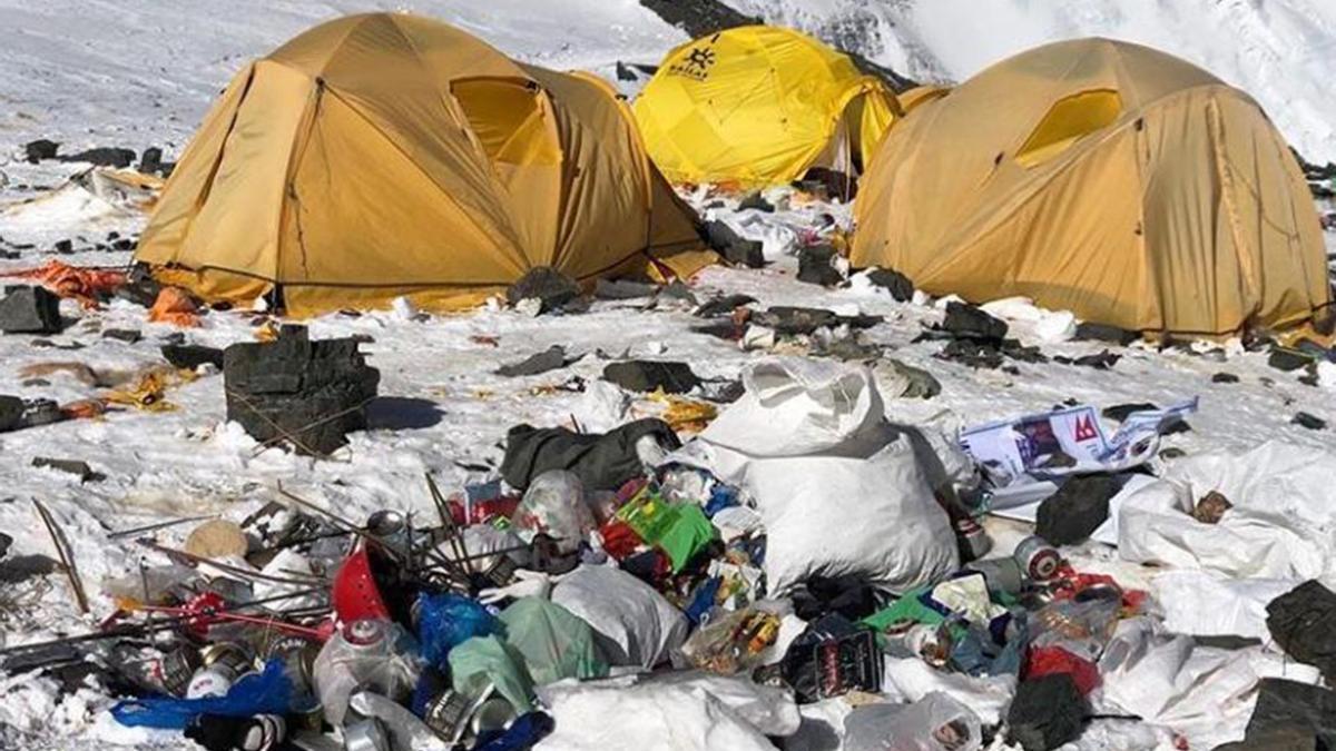 Cada vez hay más residuos en el Everest, también heces humanas