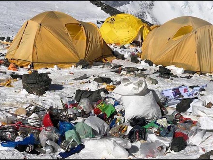 Tres toneladas de heces humanas se acumulan en el Everest: estas son las nuevas normas