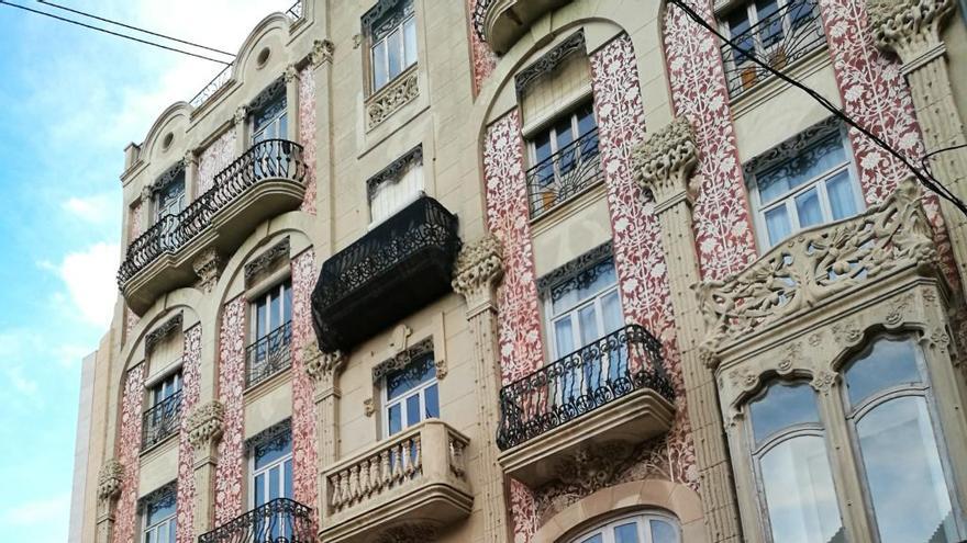 Caen cascotes del edificio de Punt de Ganxo